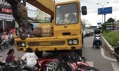 Xe cẩu đâm 4 xe máy chờ đèn đỏ, nhiều người thương vong