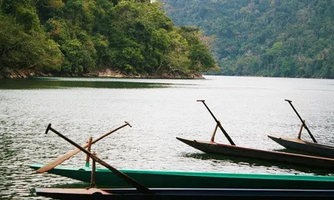 Cảnh sắc thiên nhiên trong lành làm say lòng người ở hồ Ba Bể