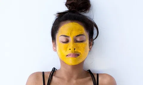 4 công thức mặt nạ từ nghệ giúp bạn `đánh thức` làn da trắng hồng rạng rỡ