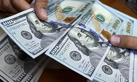 Tỉ giá ngân hàng “nhảy” áp sát trần, giá USD tự do chạm mốc 23.560 VND