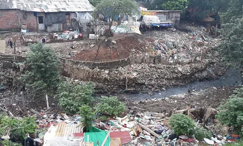 Sau đợt mưa kéo dài, xóm lao động nghèo gần cầu Long Biên \'ngập\' trong rác