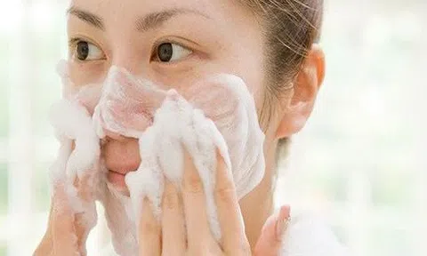 3 sai lầm khi rửa mặt khiến da bạn `xuống cấp` và lên mụn tùm lum