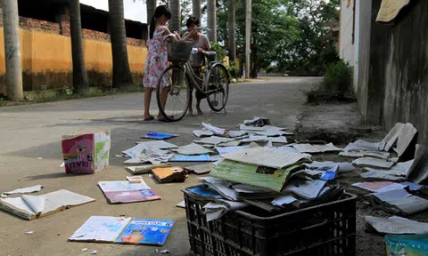 Hà Nội: Học sinh mang sách vở ngập nước lũ phơi bên đường