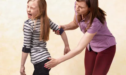 Con bướng bỉnh, luôn cho mình đúng, cha mẹ có nên quát mắng?