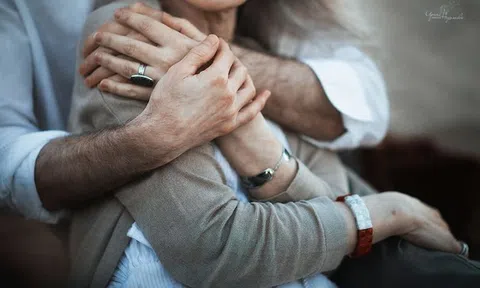 Phụ nữ chỉ cần nhận được cái ôm từ đằng sau của chồng là hạnh phúc lắm rồi