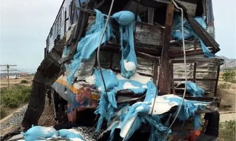 Tàu hỏa tông xe tải văng xa, đường sắt tê liệt