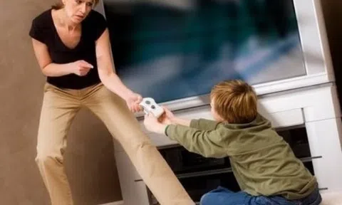 Làm gì khi con có thói quen ăn vạ?