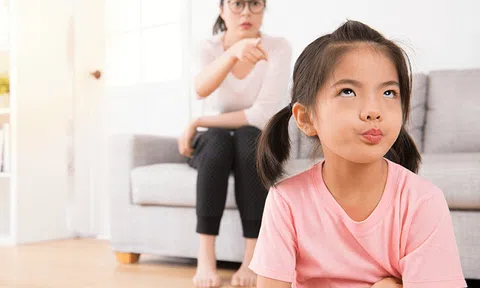 Sau những trận đòn roi, trẻ học được gì từ bố mẹ?