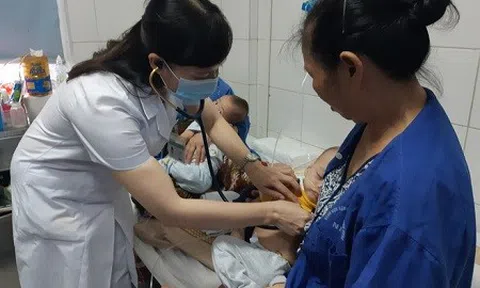 Hà Nội: Một cặp song sinh nguy kịch vì mắc sởi do không tiêm vắc-xin phòng bệnh