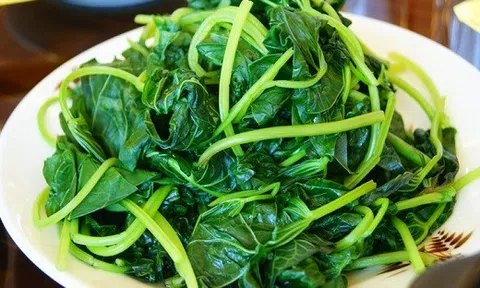 Học ngay 5 mẹo luộc rau xanh mướt để mẹ chồng khỏi chê vụng