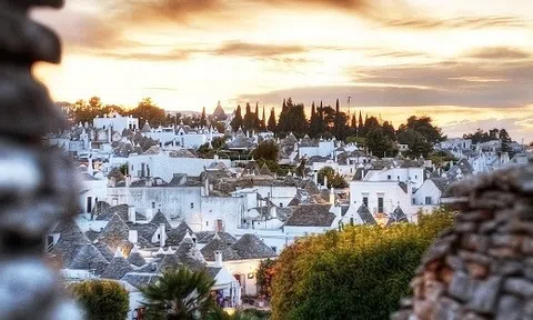 Lạc bước vào thị trấn lều đá ở \'phần gót chiếc ủng\' Italy