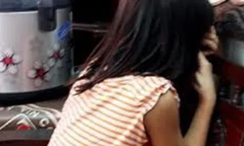 Vợ bắt quả tang chồng lén lút xâm hại con gái vào rạng sáng