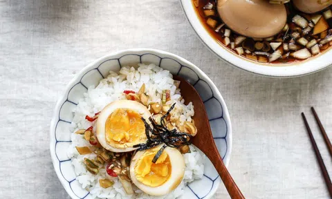 Cơm nhà hết veo với món trứng luộc ngâm nước tương ngon miệng