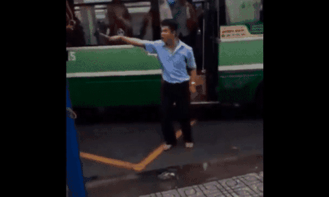 Clip: Sau va chạm, tài xế xe buýt hầm hố cầm búa dọa `xử nhau` giữa đường