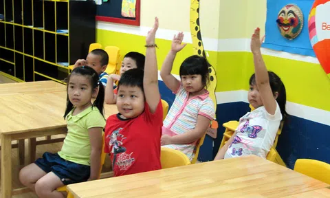 Trẻ vào lớp 1 là phải biết giơ tay và nói thành câu