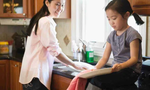 Trước khi con gái trưởng thành, cha mẹ cần làm gì?