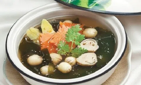 Cách làm canh rong biển hầm hạt sen cực bổ dưỡng cho gia đình