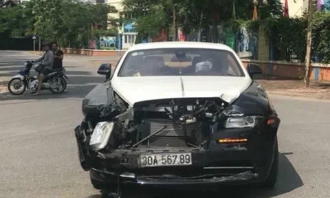 Siêu xe hạng sang Rolls-Royce Wraith bị đâm vỡ nát đầu trên đường phố Hà Nội
