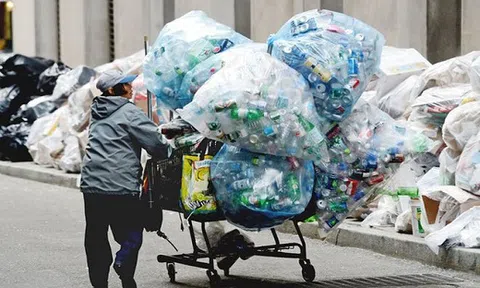 Người phụ nữ bí mật sáng nào cũng đi nhặt ve chai mặc dù sở hữu 186 tỷ đồng
