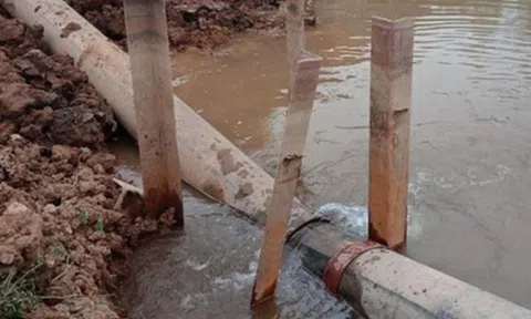 Hà Nội: Tuyến ống nước sạch đang bị rò rỉ