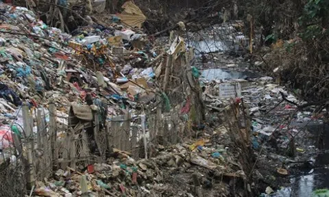 Những núi rác khổng lồ ven sông tra tấn người dân thủ đô Hà Nội