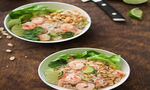 Thưởng thức bún trộn tôm thơm ngon, thanh mát cho ngày hè