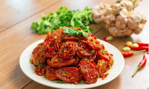 ‘Bỏ túi’ cách làm xúc xích chiên tỏi ớt thơm nức mũi