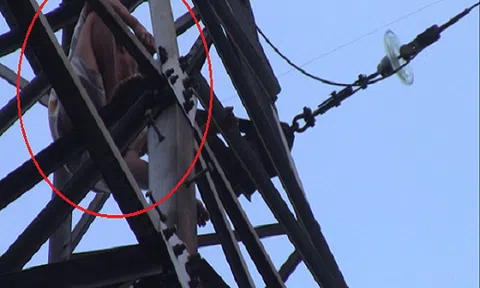 Nghi ngáo đá, người đàn ông múa trên trụ điện cao thế hơn 3 tiếng