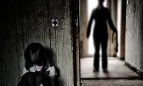 Tạm giữ nam thanh niên nhiều lần giao cấu với bé gái 13 tuổi