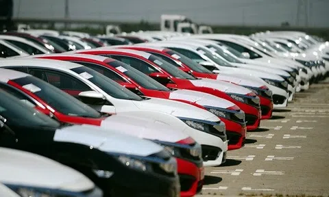 Ô tô bất ngờ giảm sâu, khách vẫn không dám xuống tiền