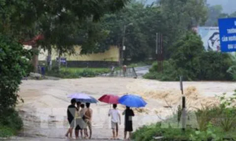 Mưa lũ ở Nghệ An khiến 5 người chết, nhiều tuyến đường bị cô lập hoàn toàn