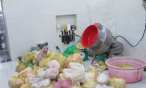 Rùng mình với cơ sở sản xuất chả lụa cạnh nhà vệ sinh ở TP.HCM