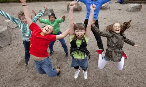 Phụ huynh của những nước hạnh phúc nhất trên thế giới dạy con \'chơi trước, học sau\'