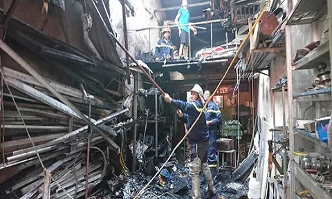 Hà Nội: Chỉ trong 15 phút toàn bộ cửa hàng nhôm kính bị cháy rụi 