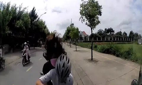 Video: Hú hồn cặp đôi đi xe máy đâm thẳng vào đầu ô tô mà vẫn bình an vô sự
