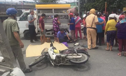 Cha khóc ngất ôm thi thể con trai tử vong dưới bánh xe tải