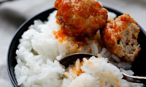 Thịt viên sốt chua ngọt ngon ngay từ miếng đầu tiên
