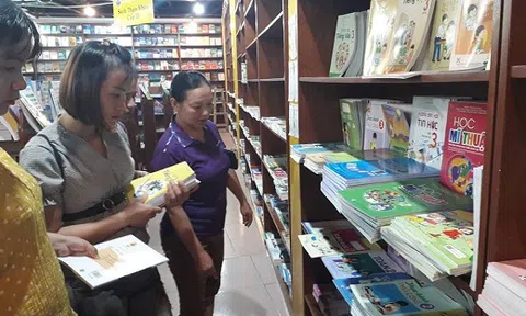 Bộ GD-ĐT lên tiếng về tình trạng `cháy` sách giáo khoa năm học mới