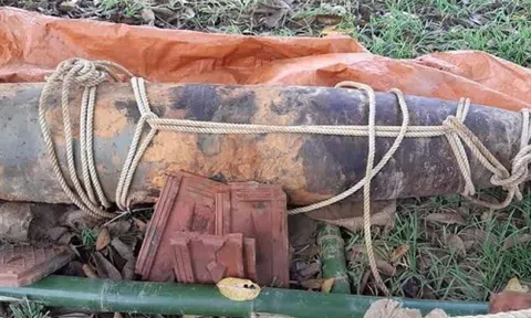 Nghệ An: Sau lũ lụt phát hiện bom nặng 1 tấn trồi trên mặt đất