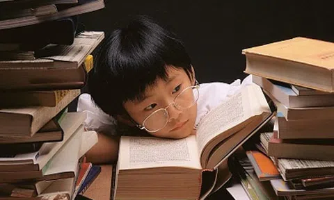 Khi con phải học quá nhiều, cha mẹ phải làm gì?