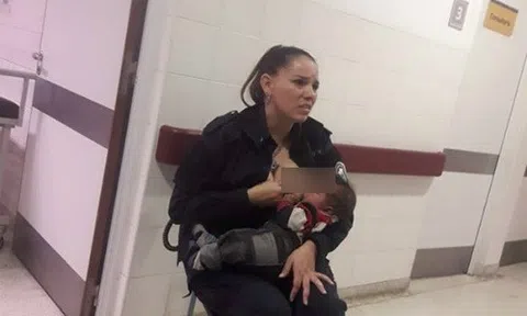 Nữ cảnh sát cho trẻ suy dinh dưỡng bú qua cơn đói gây `bão` mạng xã hội