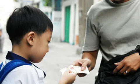 Bất ngờ khi biết con vay tiền hàng xóm, cha mẹ phải làm sao?