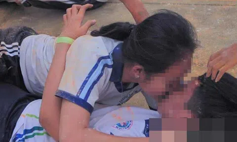 Phụ huynh bức xúc trước trò chơi phản cảm dành cho học sinh tại một trường ở Cần Thơ