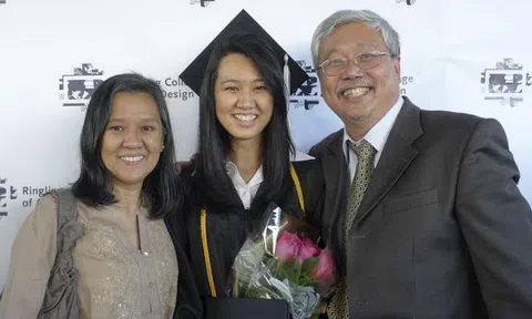 Câu nói của mẹ đã thay đổi số phận của cô gái bị bạn `cô lập` ở trường