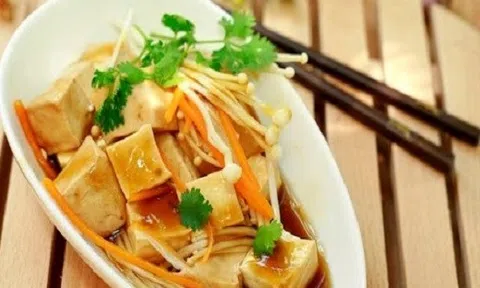 Cuối tuần thưởng thức món đậu hũ sốt nấm kim châm giòn sần sật