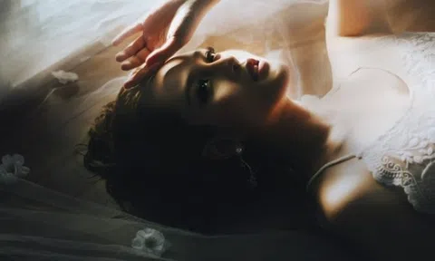 Đàn bà sẽ không biết mình bản lĩnh thế nào cho đến khi gặp phải một kẻ đủ tệ bạc