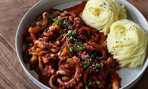 Học ngay công thức làm mì bạch tuộc xào cay siêu ngon của người Hàn