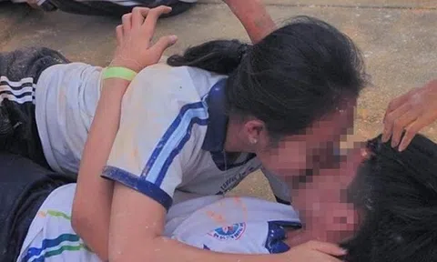 Bộ GD-ĐT lên tiếng trước vụ học sinh chơi trò phản cảm tại Cần Thơ