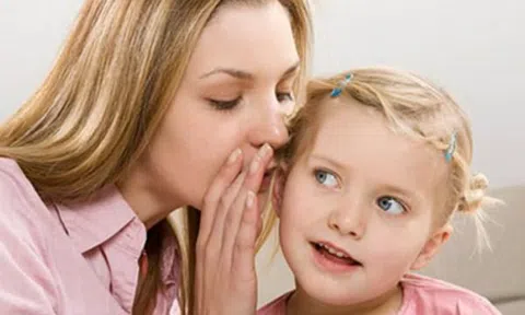 Những cách chiều chuộng của cha mẹ đang `giết` con từ từ