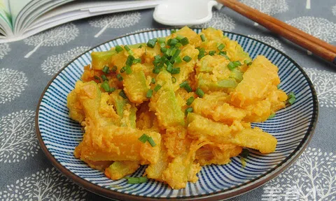 Cơm tối lạ miệng với món bí đỏ xào trứng muối